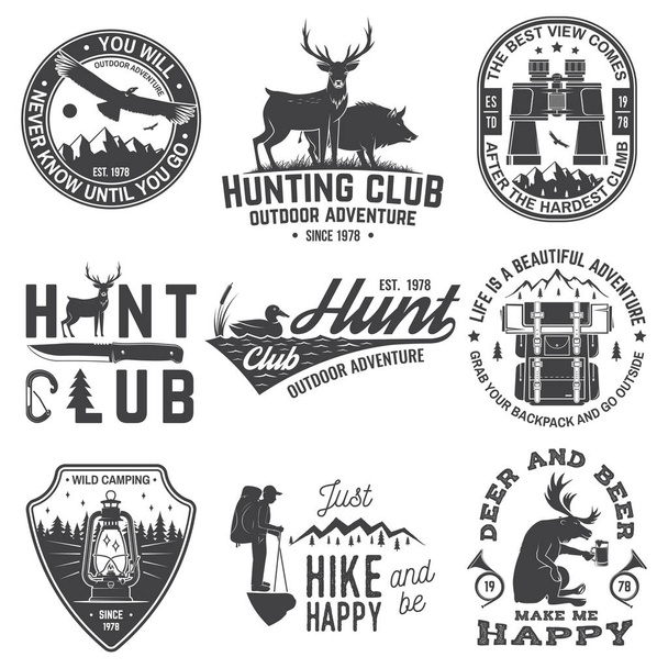 狩猟クラブとアウトドアアドベンチャーの引用符のセット。ベクトルシャツやロゴ、印刷、スタンプ、ティーのための概念。バックパック、双眼鏡、山、鹿、テント、ランタンや森のシルエットとヴィンテージデザイン - ベクター画像