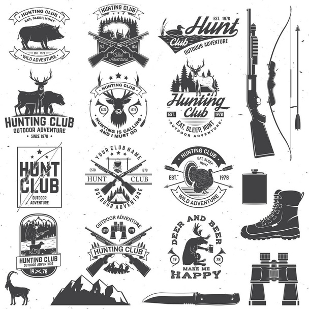 狩猟クラブのバッジセット。シャツ、プリント、スタンプ用ベクトルコンセプト。狩猟銃、イノシシ、ハンター、クマ、鹿、山や森とヴィンテージタイポグラフィデザイン。アウトドアアドベンチャーハントクラブエンブレム - ベクター画像