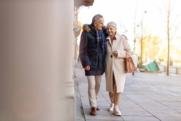 Coppia anziana a piedi sulla strada della città durante la giornata invernale
 - Foto, immagini