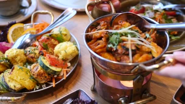 Wegańskie jedzenie w restauracji: Smażone i grillowane warzywa - Materiał filmowy, wideo