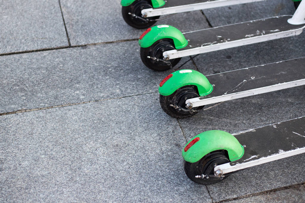 Электрические скутеры, используемые для перевозки по городам. Быстрый и простой способ путешествовать. Транспортные скутеры Европы
. - Фото, изображение