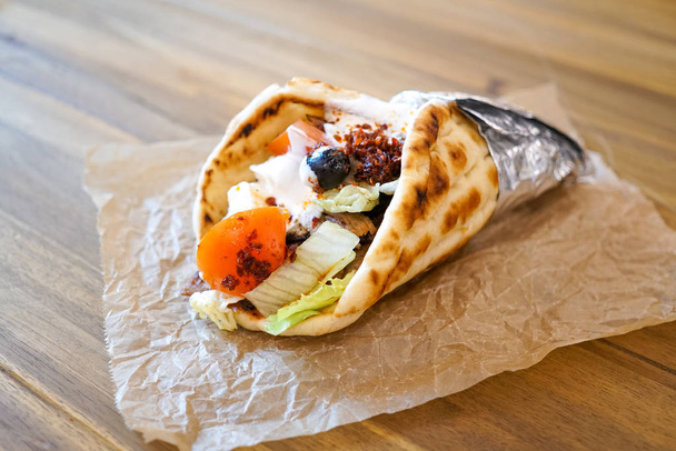 Nahaufnahme von köstlichen griechischen Gericht Gyros im Restaurant  - Foto, Bild