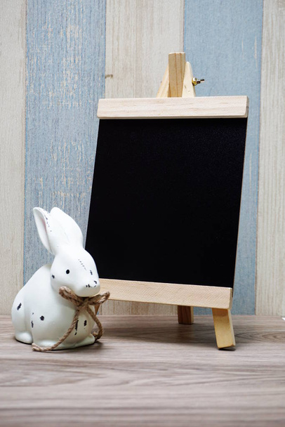 happy easter with bunny rabbit and space copy wooden easel background - Фото, зображення