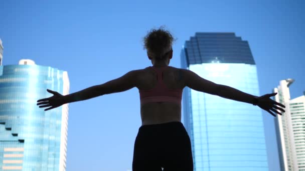 Motivational Inspirational Sporty Woman Raising Arms To Sky In City - Felvétel, videó