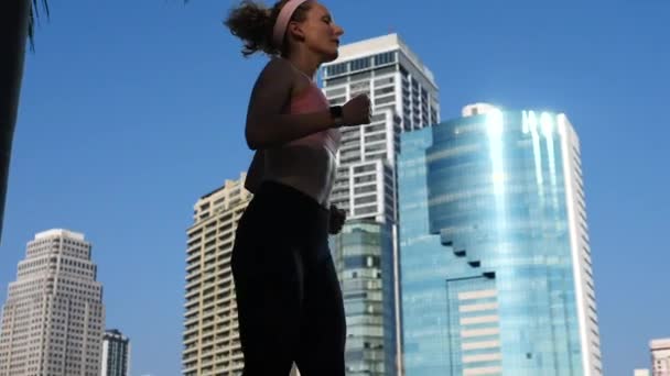 Active Urban Sport Concept. Young Sport Woman Jogging In City Park. Slow Motion. - Séquence, vidéo