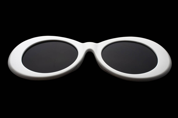 óculos de sol retro redondos com aro de plástico isolado em preto
 - Foto, Imagem