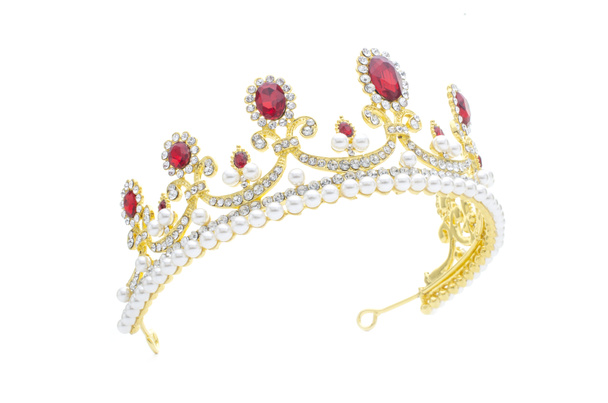 corona dorada con rubíes y perlas sobre fondo blanco
 - Foto, imagen