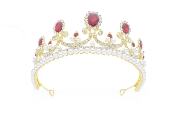 Золотая корона с рубинами и жемчугом на белом фоне
 - Фото, изображение