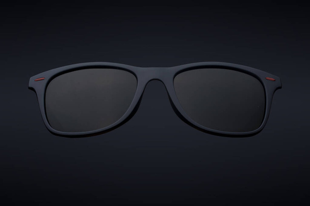 сонцезахисні окуляри з пластиковим фланцем ізольовані на чорному
 - Фото, зображення