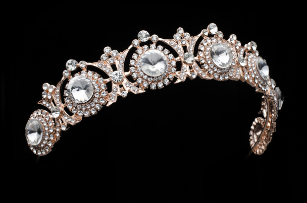 tiara dorada con diamantes sobre fondo negro
 - Foto, Imagen