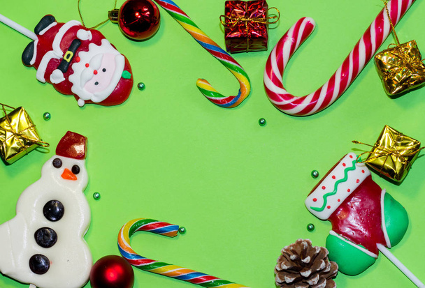 Різдвяні цукерки на зеленому фоні
 - Фото, зображення