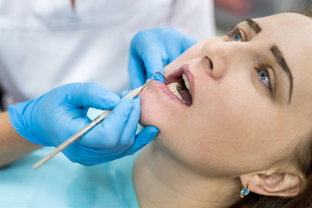 Woman in dentistry demonstrating teeth to doctor - Foto, Imagen