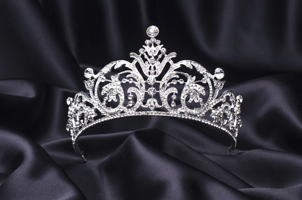 zilveren tiara met diamanten op zwarte zijde - Foto, afbeelding