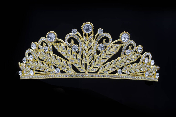 corona dorada sobre fondo negro - Foto, imagen