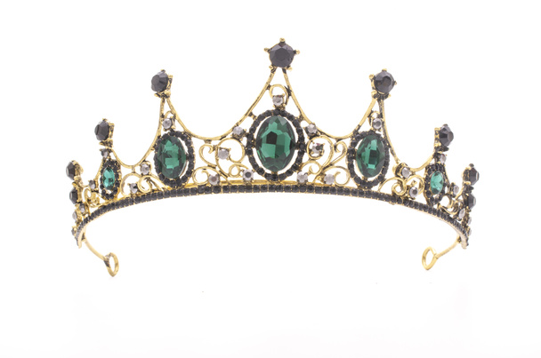 arany korona smaragdokkal fehér alapon - Fotó, kép