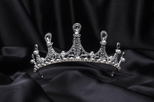 tiara con perle isolate su seta nera
 - Foto, immagini