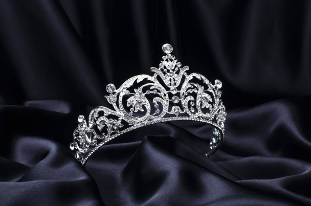 ezüst tiara gyémántokkal fekete selyemen - Fotó, kép