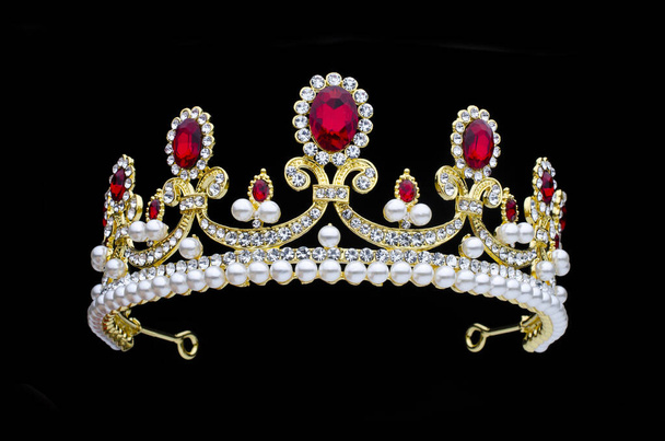 zlatá koruna s rubíny a perlami na černém pozadí - Fotografie, Obrázek