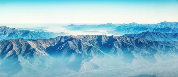Vue aérienne des montagnes des Andes, s'approchant de Santiago
  - Photo, image