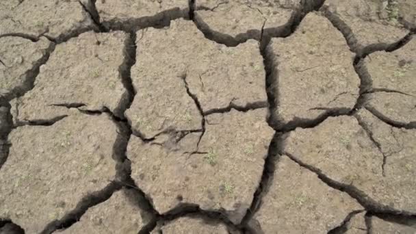 Grund des leeren Trinkwasserreservoirs in Bulgarien. studena Damm aufgrund des Klimawandels ausgetrocknet - Filmmaterial, Video