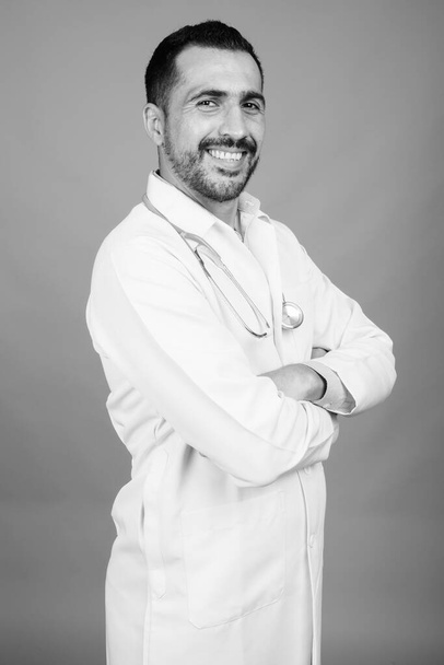 Bello barbuto persiano uomo medico contro sfondo grigio
 - Foto, immagini