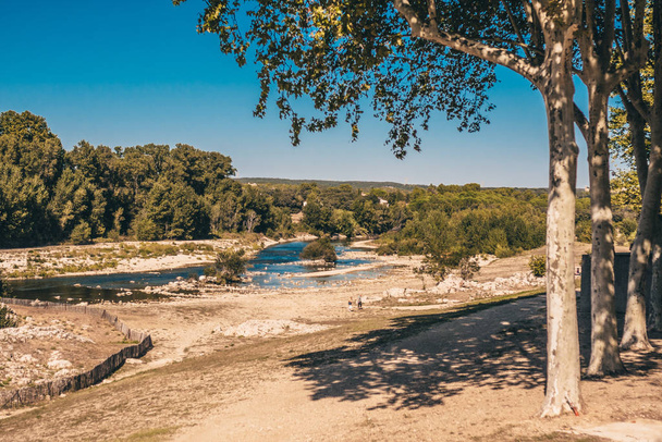 Neighborhoods of the Roman aqueduct Pont du Gard on the river Gardon - recreation area for kayaking, canoeing, rock climbing, and hiking - Fotografie, Obrázek