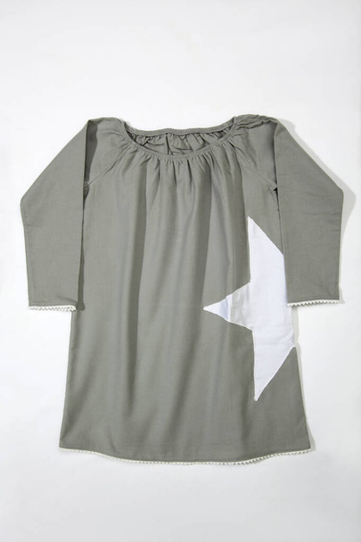 stylové dětské oblečení, šedá košile s hvězdičkou na bílém pozadí - Fotografie, Obrázek