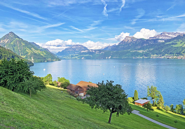 Kilátás a Luzerne-tóra vagy Vierwaldstaettersee oder Vierwaldsattersee-re a Burgenberg vagy Buergengerg hegyről, Obburgen vagy Obbuergen - Nidwalden kanton, Svájc - Fotó, kép