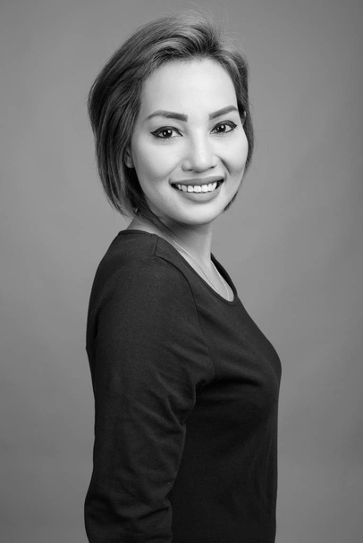 Retrato de una hermosa empresaria asiática en blanco y negro
 - Foto, imagen