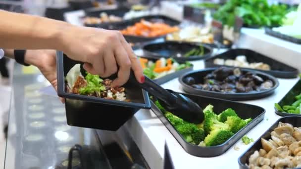 Крупним планом салат-бар в супермаркеті
 - Кадри, відео