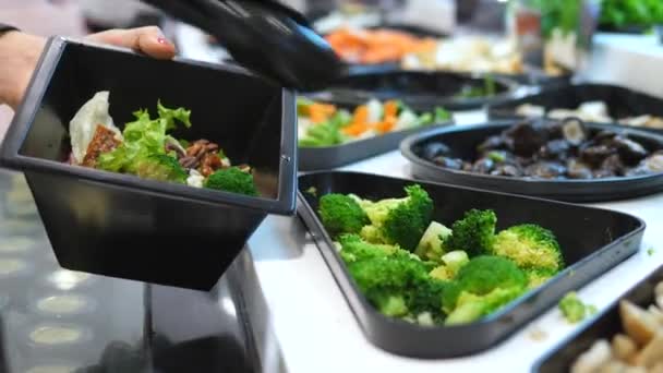 Крупним планом салат-бар в супермаркеті
 - Кадри, відео