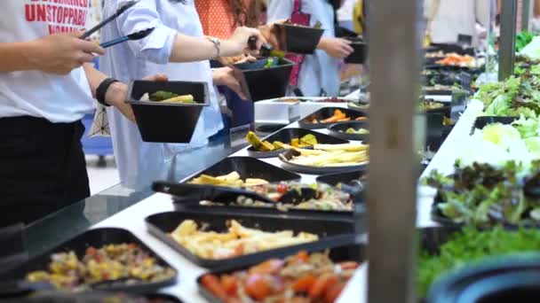 Az emberek esznek a Salátabárban - Felvétel, videó