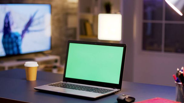 Настольный компьютер с зеленым экраном в домашнем офисе
. - Фото, изображение