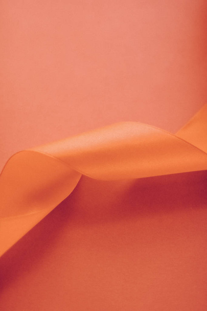 Abstrakti kihara silkkinauha oranssilla taustalla, yksinomainen luxur
 - Valokuva, kuva
