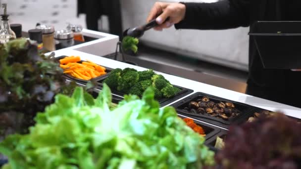 Taze brokoli ve diğer sebzelerle birlikte organik salata barı. - Video, Çekim