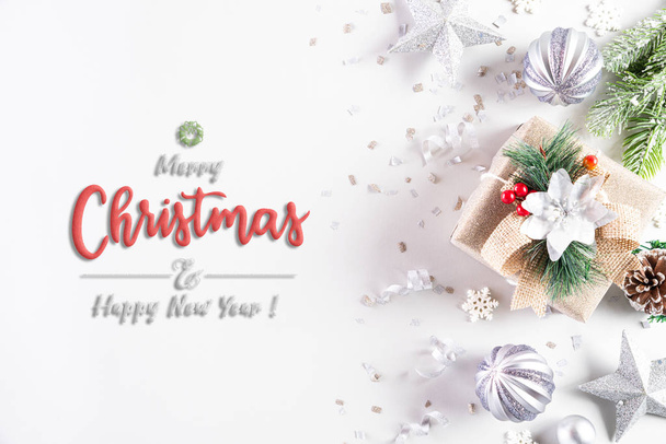 Χριστουγεννιάτικη σύνθεση Χριστουγεννιάτικη σύνθεση Κάτοψη δώρου με διακόσμηση χριστουγεννιάτικου δέντρου και κόκκινα μούρα σε λευκό φόντο με χώρο αντιγραφής για κείμενο. - Φωτογραφία, εικόνα