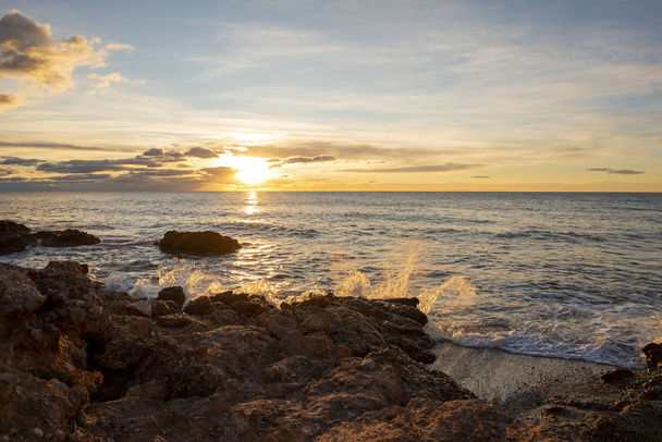 日の出に海のオロペサ海岸 - 写真・画像