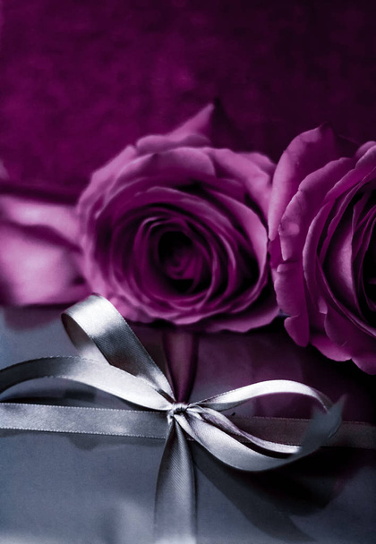 Πολυτελής αργυρό κουτί δώρου διακοπών και μοβ τριαντάφυλλα ως Χριστούγεννα, Va - Φωτογραφία, εικόνα