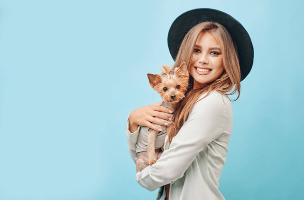 bir köpek ile sarışın kız - Fotoğraf, Görsel