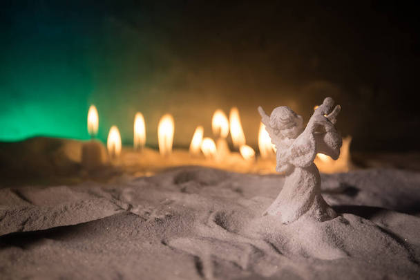 Μικρός λευκός φύλακας άγγελος στο χιόνι. Εορταστικό φόντο. Χριστούγεννα και Πρωτοχρονιά έννοια. Επιλεκτική εστίαση - Φωτογραφία, εικόνα