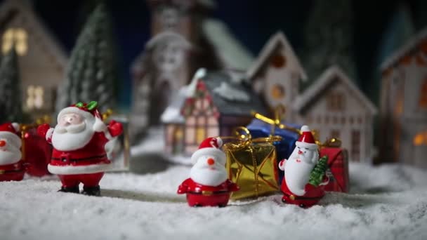 detailní záběry vánoční kompozice s figurkami miniaturních hraček - Záběry, video