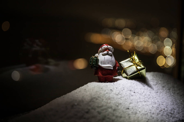 Новорічний мініатюрний будинок на снігу вночі з ялинкою. Концепція свята. Вибірковий фокус
 - Фото, зображення