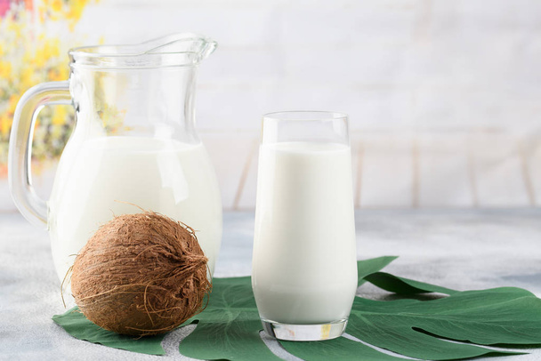 ガラスの新鮮なココナッツミルク、ビーガン健康飲料 - 写真・画像