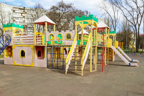 барвистий відкритий ігровий майданчик, розвиток дитини
 - Фото, зображення