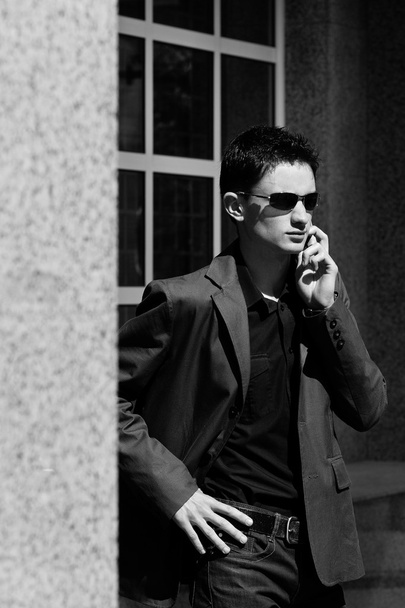 Young businessman talks on mobile phone - Foto, Imagem