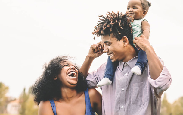 Šťastná africká rodina se baví ve veřejném parku - Otec matka a malá dcera se baví a společně se smějí - Láska a rodičovství koncept - Fotografie, Obrázek