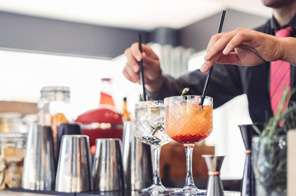 Barman przygotowujący koktajle w barze rozrywkowym - Barman mieszający drinki i obsługujący klientów w klubie nocnym - Koncepcja stylu życia osób pracujących i zawodu - Zdjęcie, obraz