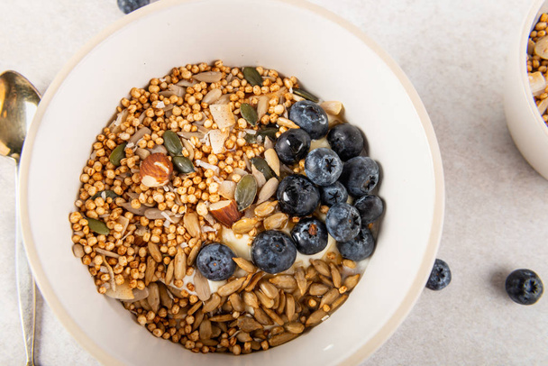 Colazione sana da quinoa granola
 - Foto, immagini
