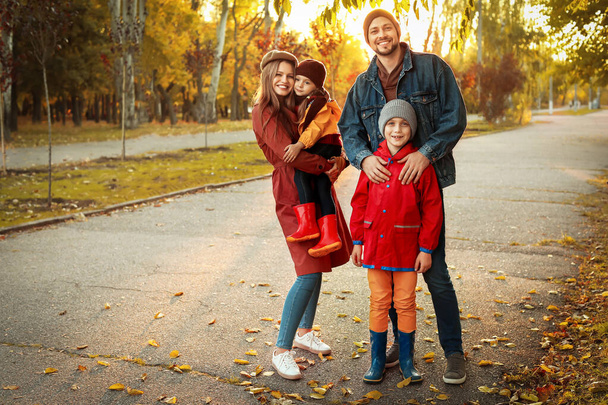 famiglia felice nel parco autunnale - Foto, immagini