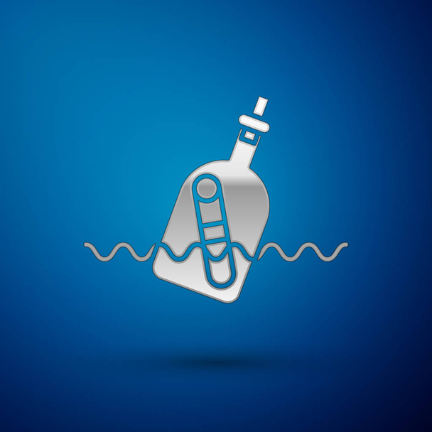 Zilveren glazen fles met een boodschap in water pictogram geïsoleerd op blauwe achtergrond. Brief in de fles. Piraten symbool. Vector Illustratie - Vector, afbeelding
